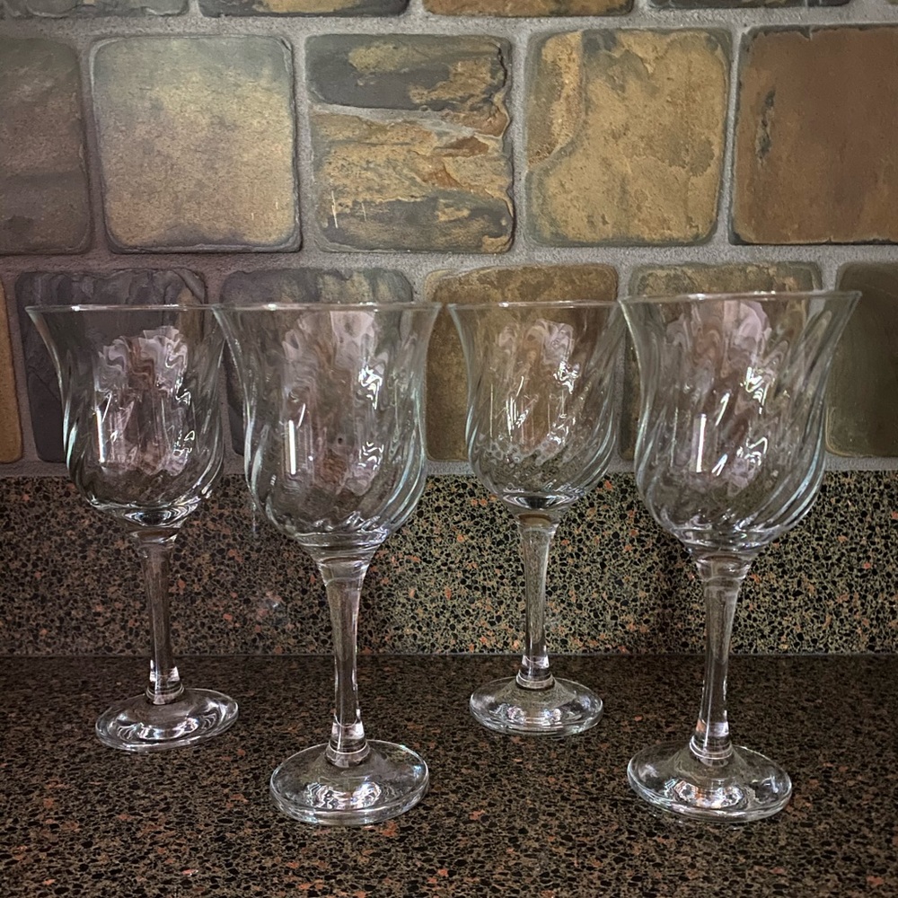 Set Of 4 Vintage Swirled Wine Glasses | Cheers🎉🍷